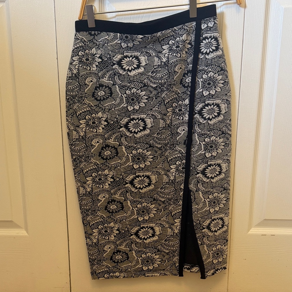 Chic Black and White Floral Pencil Skirt